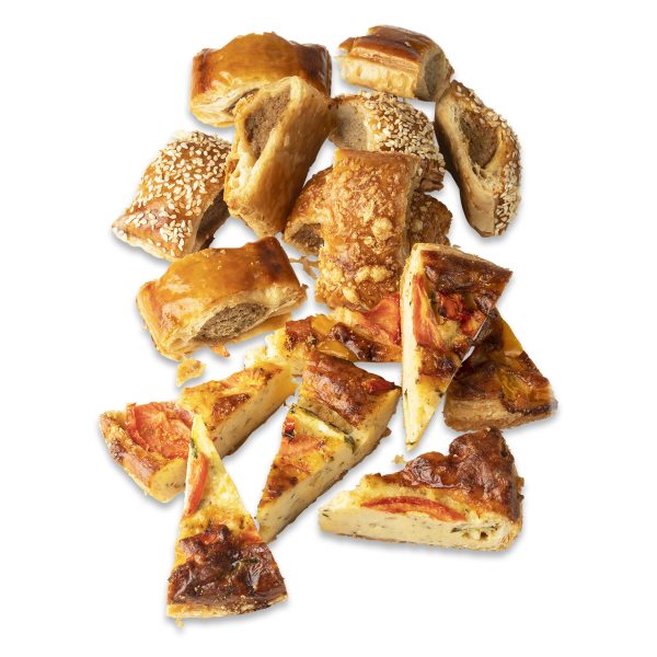 Hartige hapjes gesorteerd Saucijzenbroodjes quiche